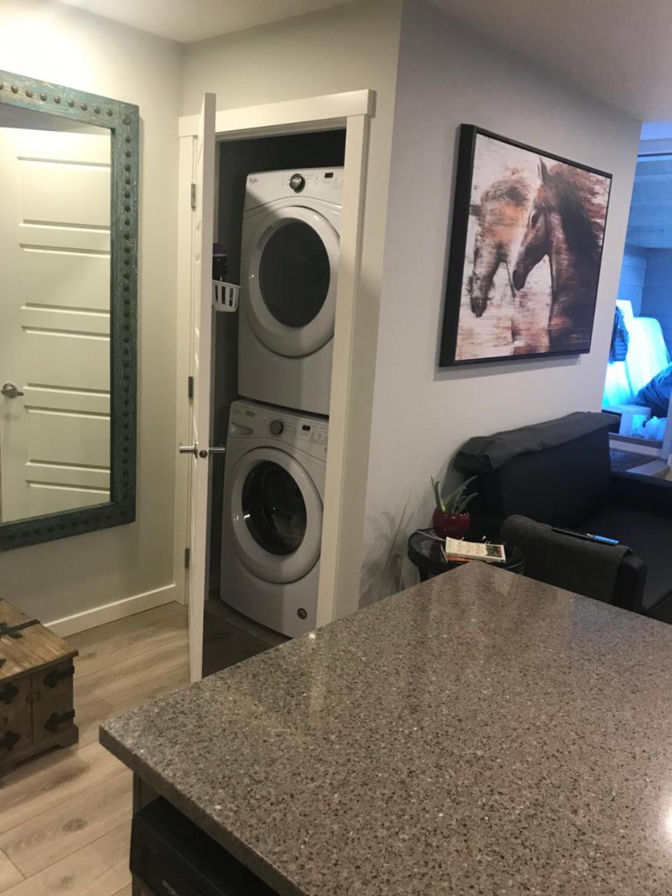 Home Sweet Condo Calgary Ngoại thất bức ảnh