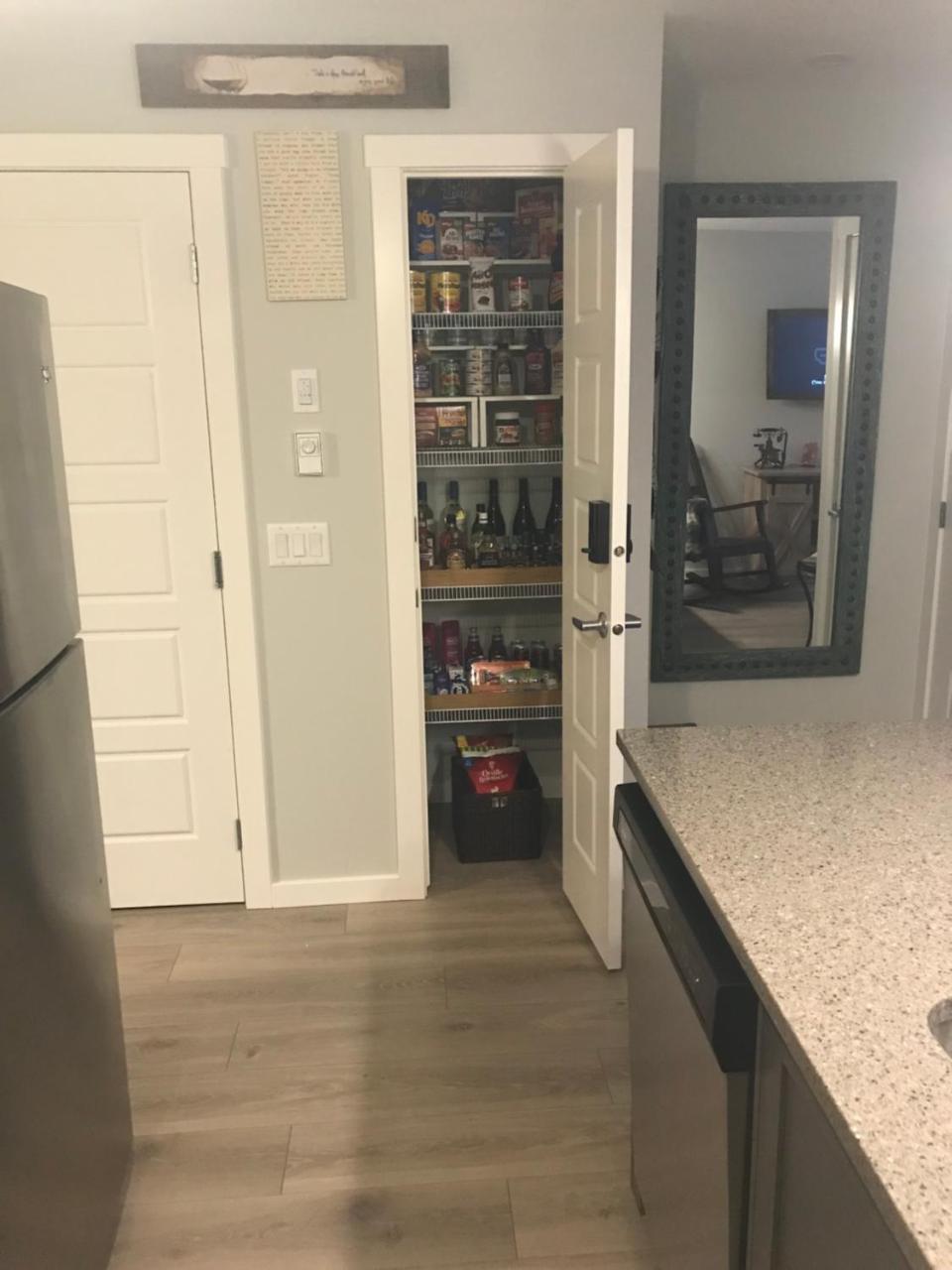 Home Sweet Condo Calgary Ngoại thất bức ảnh
